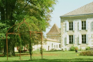 Facade domaine naturiste Château Guiton