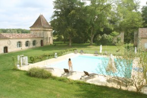 Piscine - Domaine naturiste Château Guiton